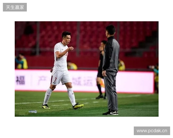 飞踹座椅染红！玉昆官方：门将教练米克尔造成恶劣影响，罚款2万